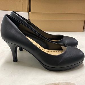 Black heel in size 7 wide